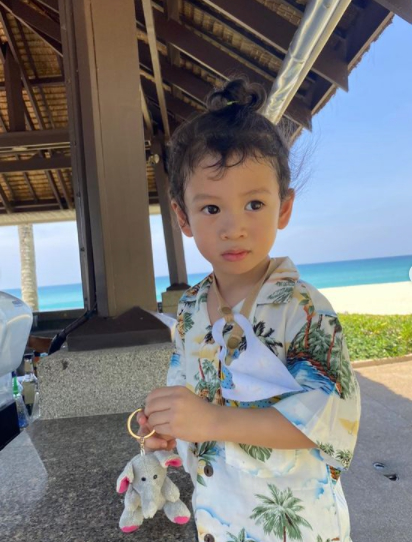 ชาคริต พาลูกชาย น้องโพธิ์ เที่ยวพักผ่อนทะเลภูเก็ต ในวันหยุดอย่างอบอุ่น