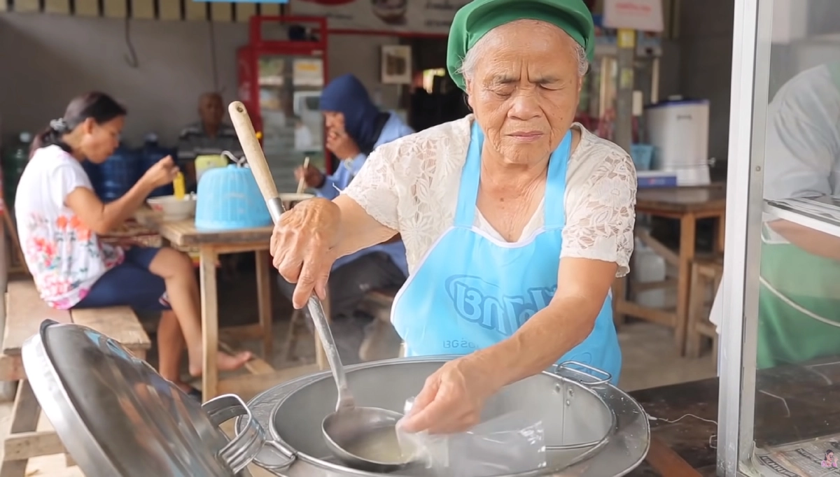 ชาวเน็ตจับโป๊ะ ขุดรายการดัง หลังพิมรี่พาย ช่วยคุณยายขายก๋วยเตี๋ยว