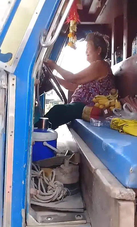 หนุ่มถึงกับยกนิ้วให้  คุณยายวัย 75 ปีนขึ้นรถสิบล้อขับอย่างชํานาญ