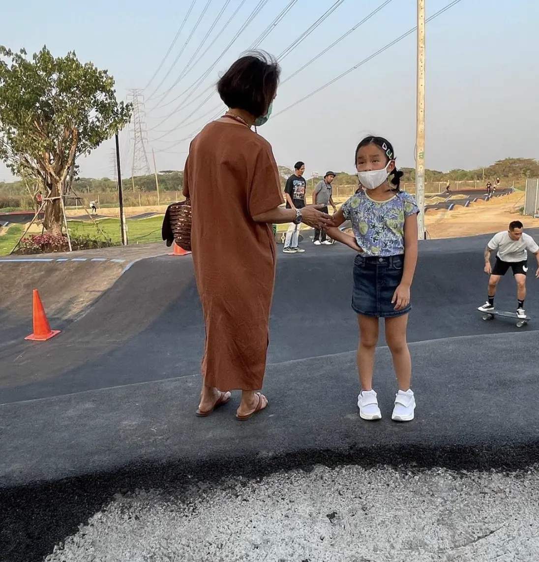 พ่อสงกรานต์ แบ่งเวลามาใช้ชีวิตอยู่กับลูกสาว น้องปีใหม่ ในช่วงวันหยุด