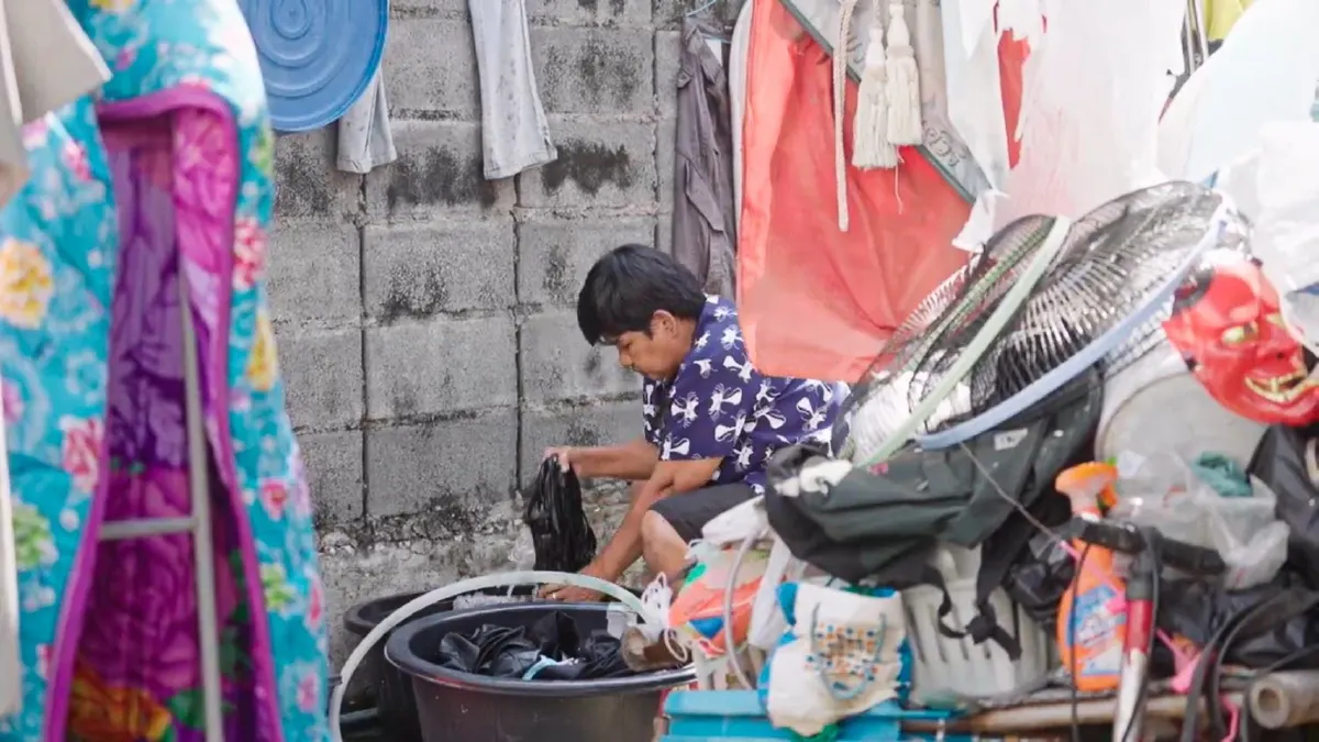 แม่วัย 57 สู้ทน รับจ้างซักผ้าหาเลี้ยงลูกชายพิการ ตาบอด พูดไม่ได้