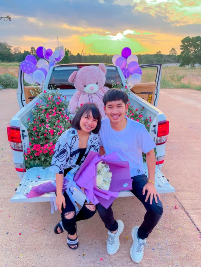 เจนนี่ โชว์โมเมนต์หวาน ลิลลี่-ฟลุ๊ค นั่งจับมือกัน พร้อมสัญญาสร้างอนาคต