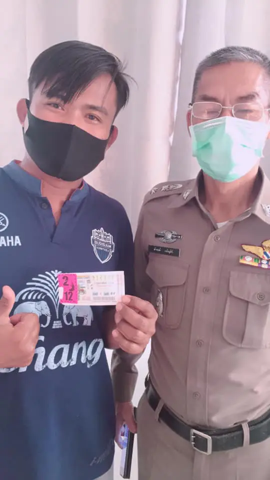 พ่อค้าหวยเผยชีวิตต้องสู้ครอบครัวยากจน ภรรยาท้องเเก่ได้2เเสนเป็นของขวัญ