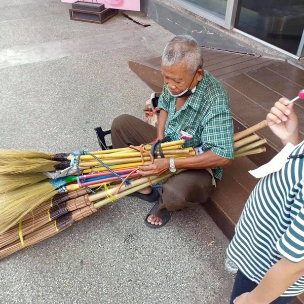 สุดสงสาร คุณตานั่งคอตก ต้องทนหิวเพราะขายไม้กวาดไม่ได้