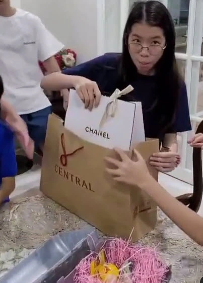 กบ สุวนันท์-บรู๊ค ดนุพร เซอร์ไพรส์ของขวัญหรู ในวันเกิดหลานสาว