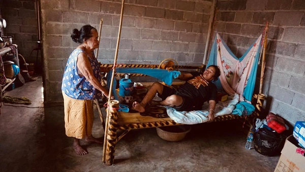 คุณยายวัย 77 ปี เลี้ยงลูกพิการ 3 คน เพียงลำพังด้วยเบี้ยคนชรา