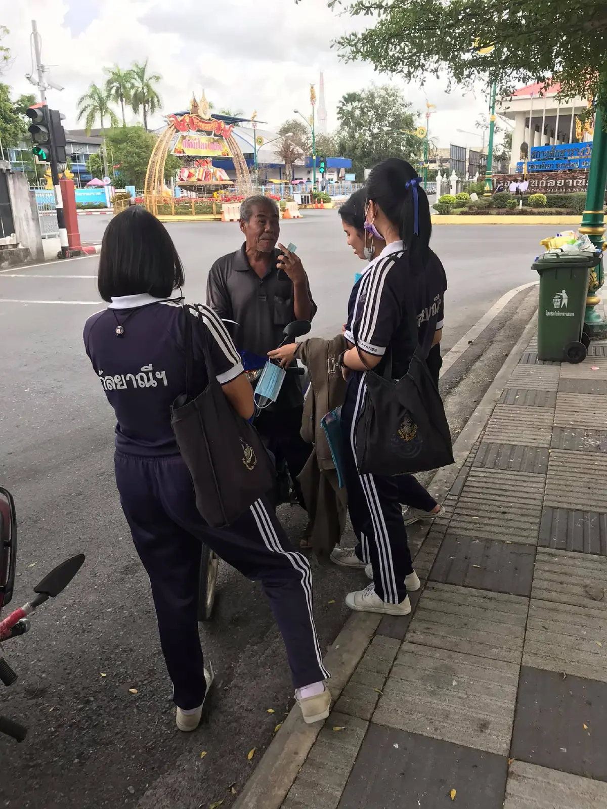 นักเรียนเห็นคุณลุงเเล้วสงสาร บอกเพื่อนๆกลุ่มใหญ่รวมเงินจ่ายค่าปรับให้