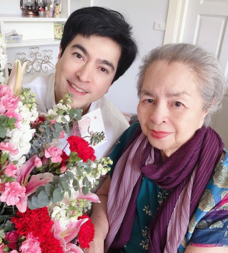 แซม ยุรนันท์ ถือเค้กอวยพรวันเกิด คุณแม่ อายุ 93 ปี อย่างเรียบง่าย