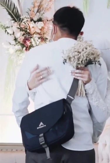 ดราม่า! เจ้าสาวขอกอดแฟนเก่ากลางงานแต่ง สามีถึงขั้นหน้าเจื่อนไปไม่เป็น!