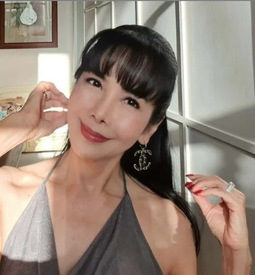 ตั๊ก มยุรา ในวัย 63 ลงเล่นน้ำในสระกลางบ้าน