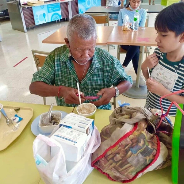 สุดสงสาร คุณตานั่งคอตก ต้องทนหิวเพราะขายไม้กวาดไม่ได้