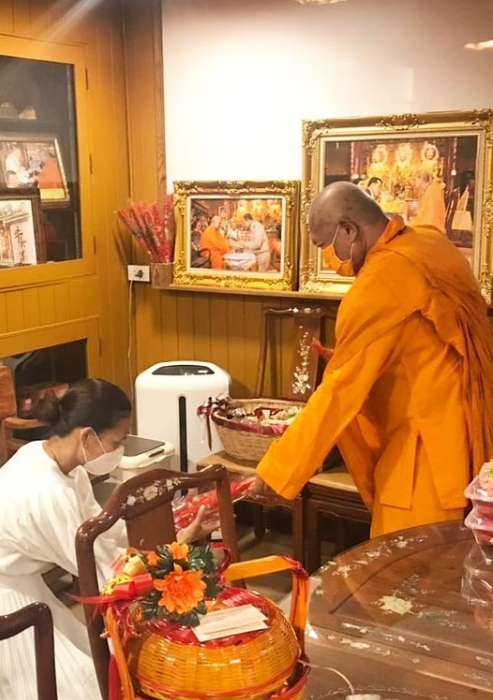 กาละแมร์ พัชรศรี ทำบุญใหญ่ ใส่บาตรพระ 45 รูป เนื่องในวันมาฆบูชา