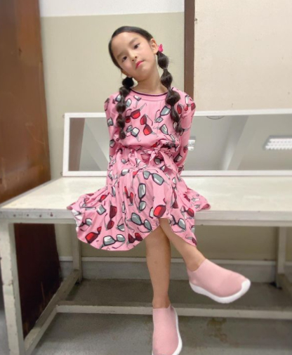 แอฟ ทักษอร อวดภาพลูกสาว น้องปีใหม่ ตั้งใจพับดอกบัวมาให้
