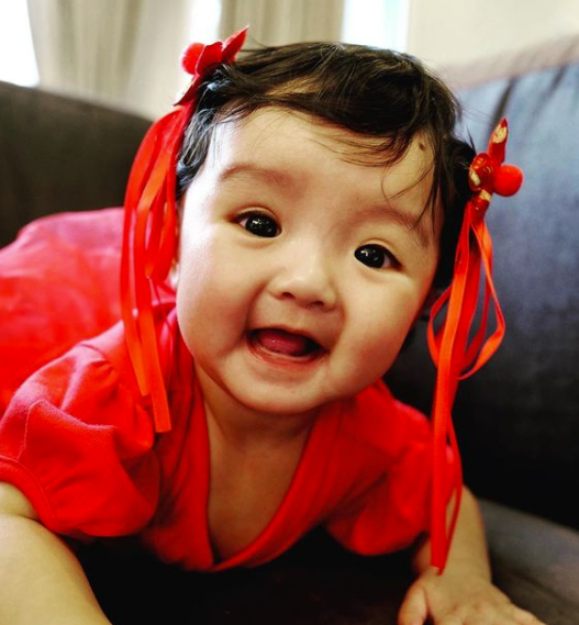 ใบเตย อาร์สยาม อุ้มลูกสาว น้องเวทมนตร์ ถ่ายแบบชุดกี่เพ้า เทศกาลตรุษจีน