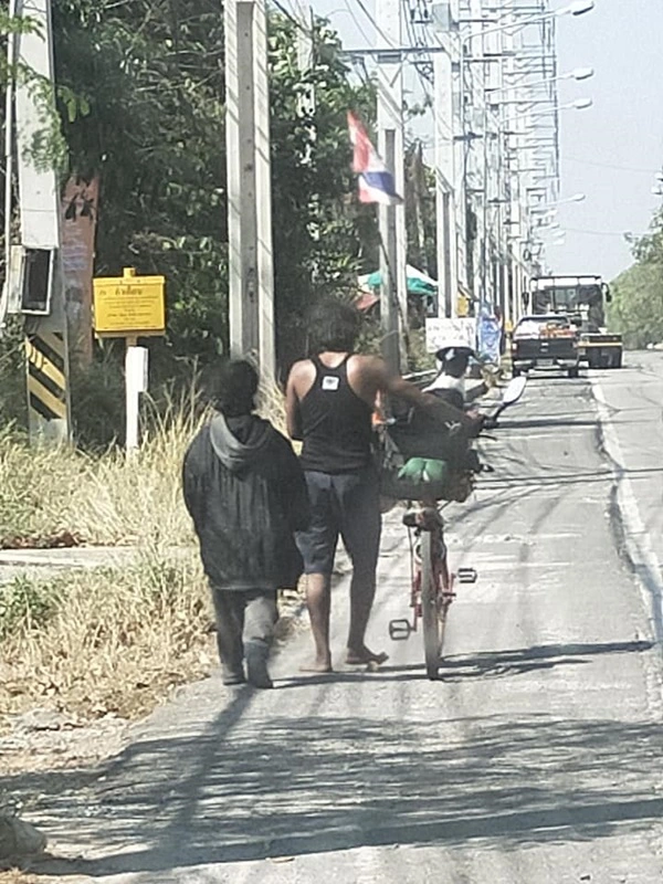 2 สามีภรรยาไร้เงิน หอบหิ้วสุนัขปั่นจักรยานเข้า กทม. เพื่อหางานทำ