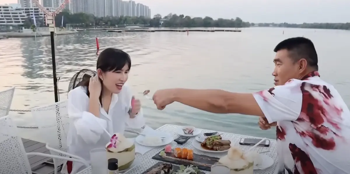 สมรักษ์ คำสิงห์ พาภรรยา ดินเนอร์ในรอบ30ปี พร้อมเซอร์ไพรส์เงินสด5แสน