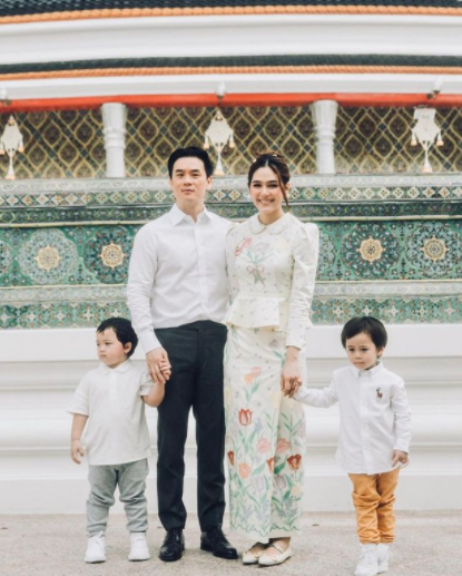 น็อต วิศรุต โพสท่าถ่ายรูปในร้านกาแฟ คนไลก์ทะลุแสน
