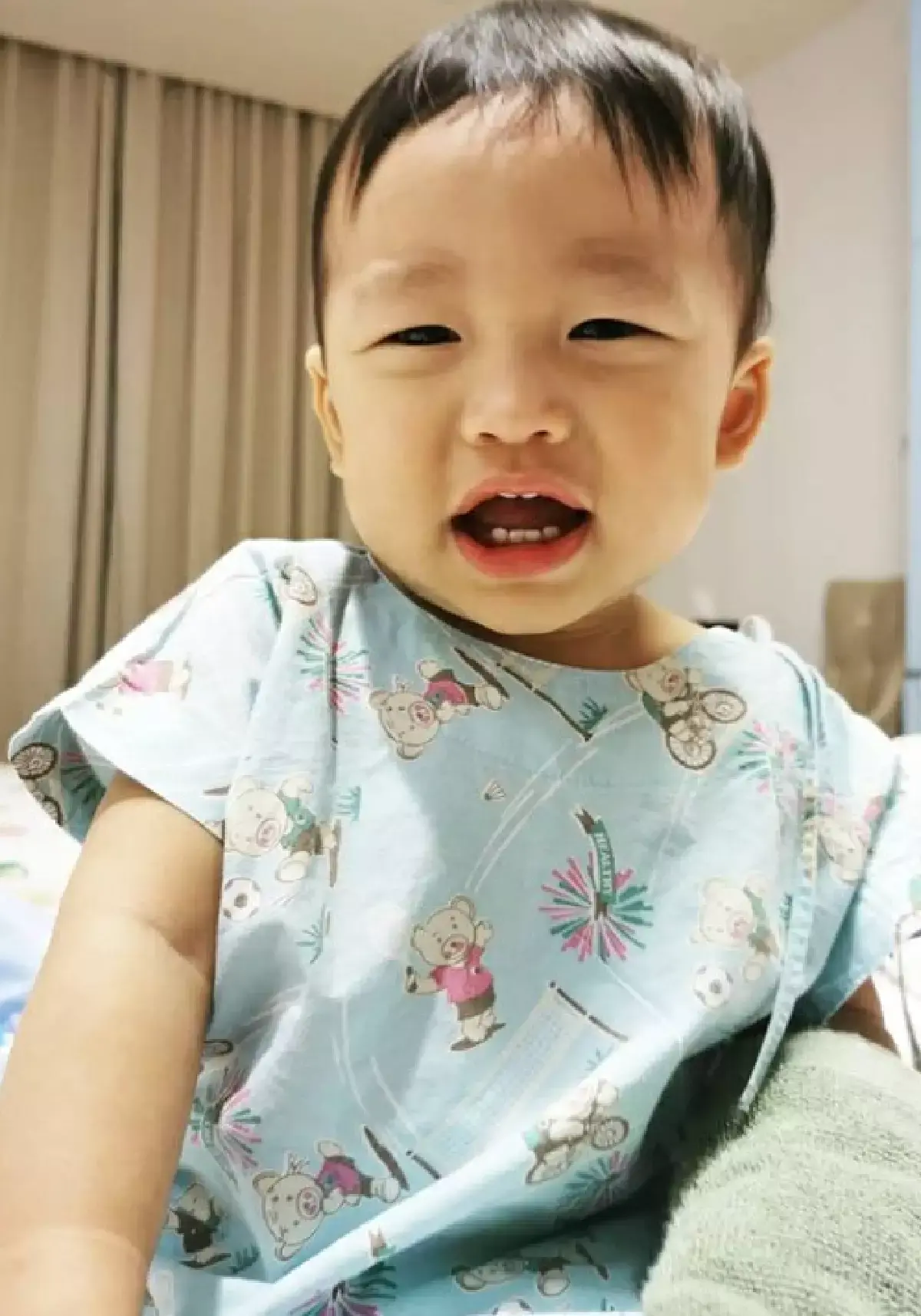 ชมพู่ ก่อนบ่าย ฉลองวันเกิดสามีที่โรงพยาบาล หลังลูกชาย น้องธารา ป่วย