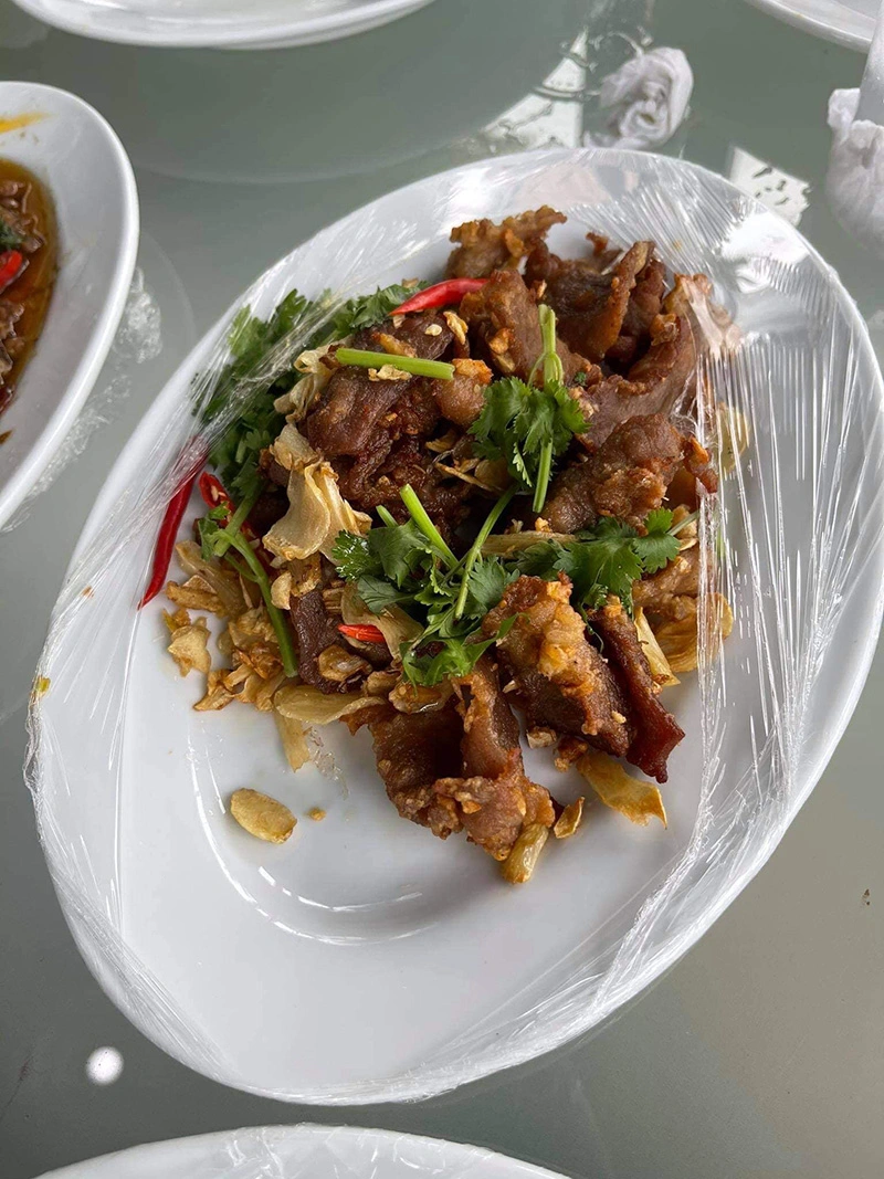 สาวรับไม่ได้ สั่งกะเพรา-หมูทอด ที่รีสอร์ตในเกาะช้าง 2 จาน 500 บาท