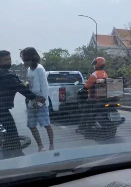 สกัดจับหนุ่มหลอนซิ่งกระบะชนดะบนสะพาน ซ้ำโชว์กร่างจะหนีแต่สุดท้ายไม่รอด