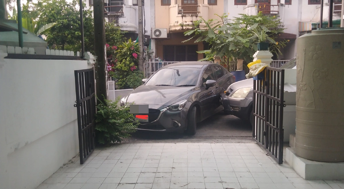 เจ้าของบ้านทนไม่ไหว ขับรถเข้าบ้านไม่ได้ จัดการเอาคืนจอดขวางสู้กันไปเลย