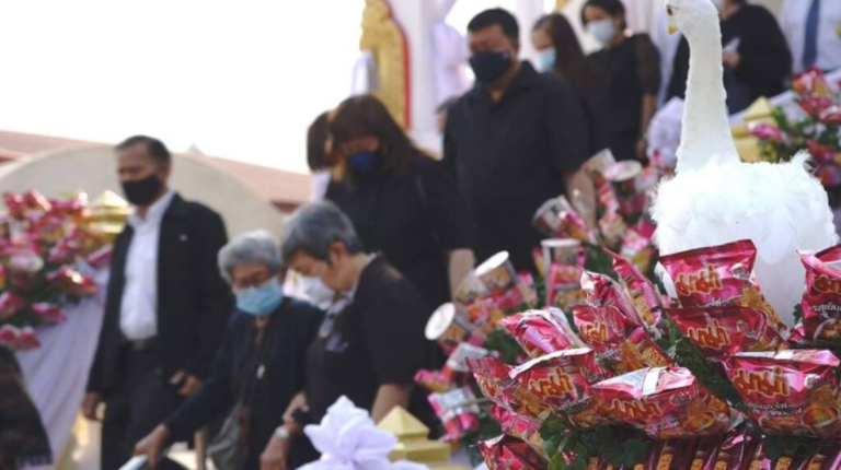 ผุดไอเดียตกแต่งเมรุ ในยุคเศรษฐกิจฝืดเคือง เจ้าภาพปันสุขด้วยข้าวสารอาหา