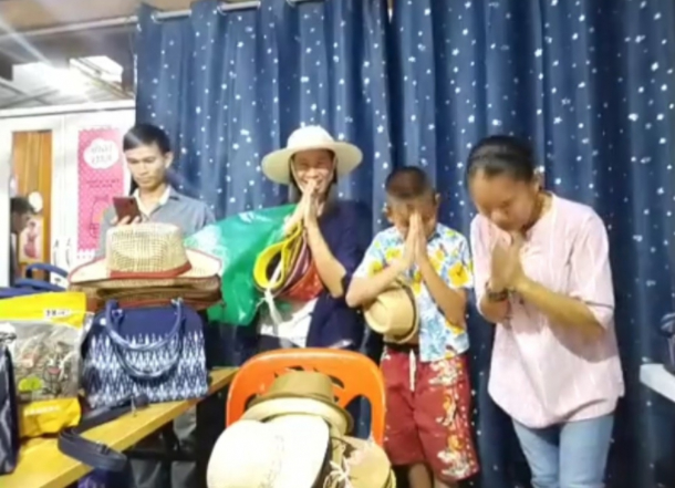 สาวทนไม่ไหว โพสต์ทันที หลังสั่งกระเป๋า จากร้านแม่น้องชมพู่