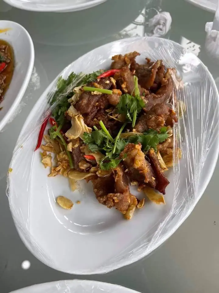 สาวเข้าพักรีสอร์ทบนเกาะช้าง สั่งอาหารพื้นๆ "กะเพราะหมู-หมูทอดกระเทียม"