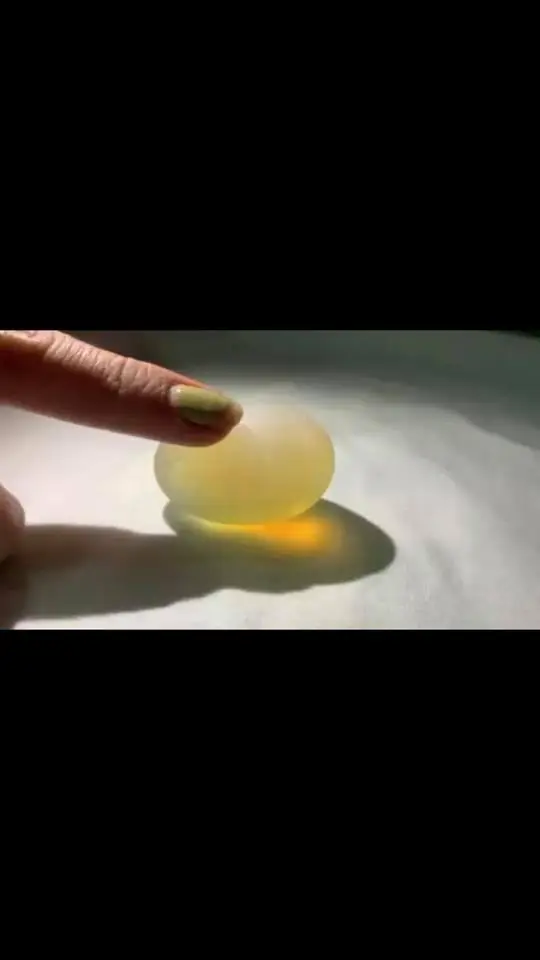 สาวตั้งข้อสงสัย วัตถุคล้าย หินทรงไข่ มีแสงประกายสีเหลืองอร่าม