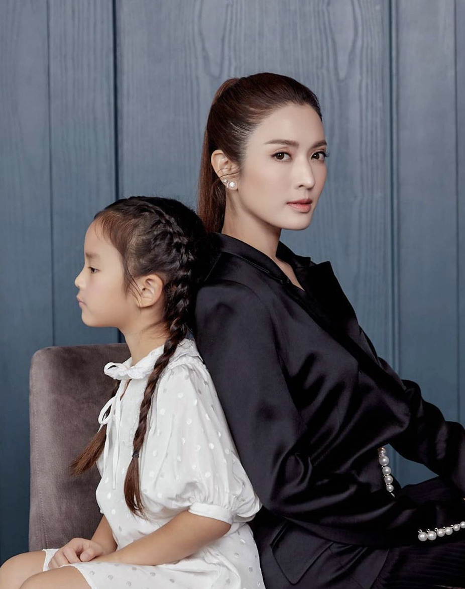 น้องปีใหม่ โตเป็นสาวแล้ว นั่งแต่งหน้าทำผมก่อนออกไปดินเนอร์กับ แม่แอฟ