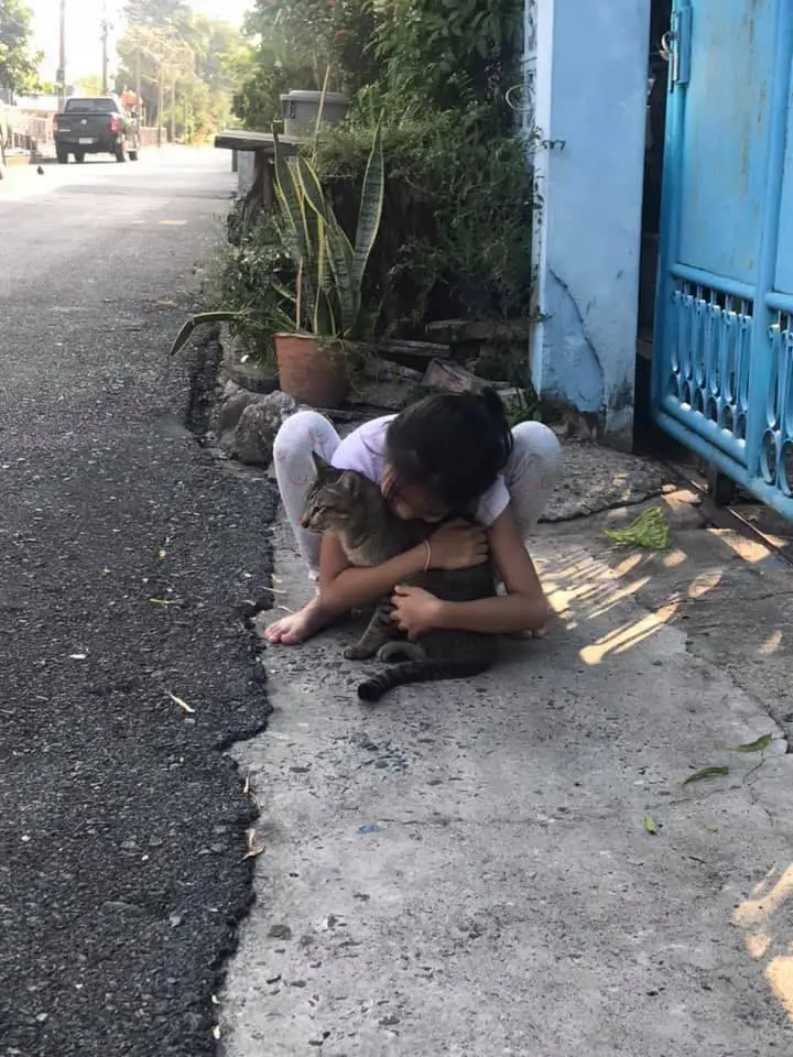 แม่เห็นแล้วสงสาร ลูกสาวเขียนใบปลิวด้วยลายมือ ตามหาเจนภพ เหมียวสุดรัก