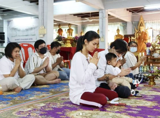 ชมพู่ ก่อนบ่าย พาลูกชาย ทำบุญถวายพระ เสริมสิริมงคล ในวันเกิดสามี