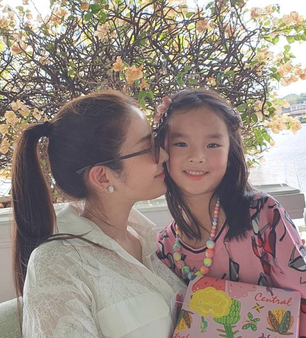 แอฟ ทักษอร พาลูกสาว น้องปีใหม่ ดินเนอร์ฉลองวันวาเลน์ไทน์กับ คุณตา-คุณยาย