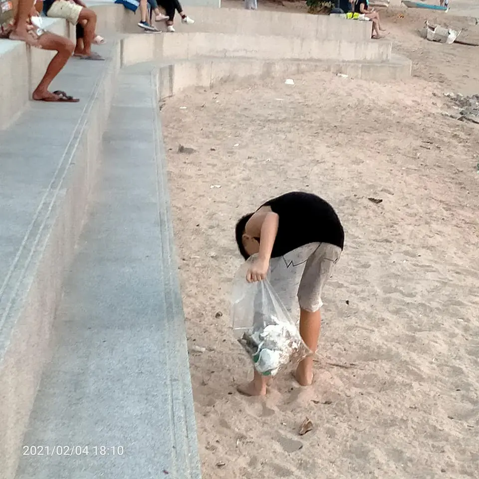 หญิงสาวไปนั่งเล่นชายหาดพัทยา เห็นเด็กลูกครึ่งทำดี จนรู้สึกอายเเทน