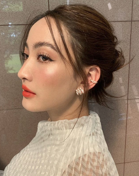 แต้ว ณฐพร มอบการ์ด-พวงมาลัย แด่คุณแม่บังเกิดเกล้า ในวันเกิดอายุ 32 ปี