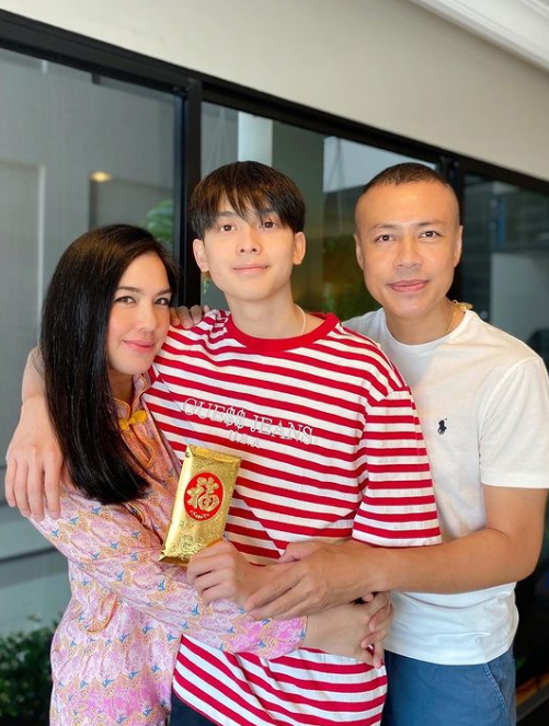 โบ ชญาดา-ฟลุค เกริกพล จัดอั่งเปาซองโตให้ น้องอชิ ในเทศกาลตรุษจีน
