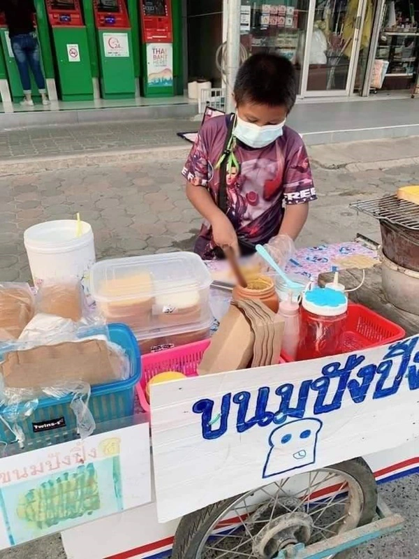 หนุ่มน้อยวัย 11 ปี ขายขนมปังปิ้งช่วยแม่ เพราะครอบครัวไม่มีเงินซื้อข้าว