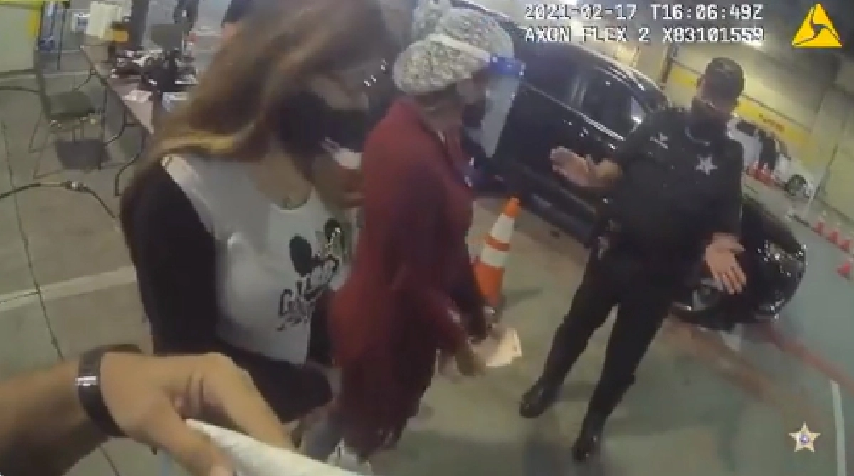 หญิงสหรัฐ ปลอมตัวเป็นคนแก่ เข้าคิวฉีดวัคซีนโควิด-19 เผยเคยทำสำเร็จแล้ว