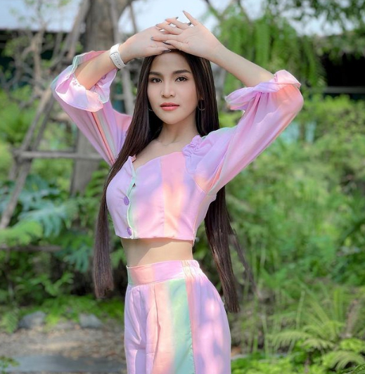ชาวเน็ตเป็นห่วง อาม ชุติมา หลังโพสต์รูปปิดตาข้างหนึ่ง