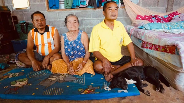 คุณยายวัย 77 ปี เลี้ยงลูกพิการ 3 คน เพียงลำพังด้วยเบี้ยคนชรา