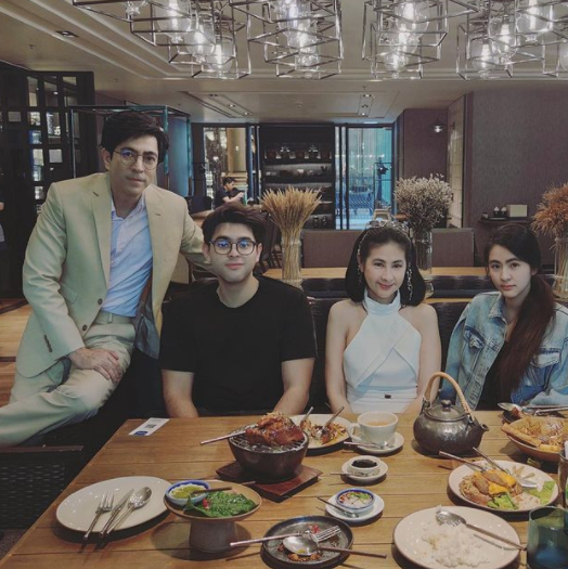 แซม ยุรนันท์ ถือเค้กอวยพรวันเกิด คุณแม่ อายุ 93 ปี อย่างเรียบง่าย