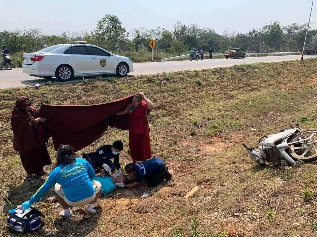 คณะพระสงฆ์เจออุบัติเหตุระหว่างเดินทาง รีบช่วยสละผ้าคลุมบังแดดให้