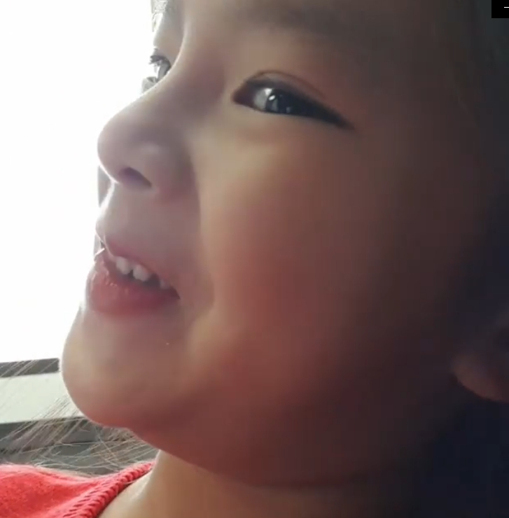 น้องปีใหม่ แอบแต่งหน้าอัดคลิปใส่โทรศัพท์ แม่แอฟ
