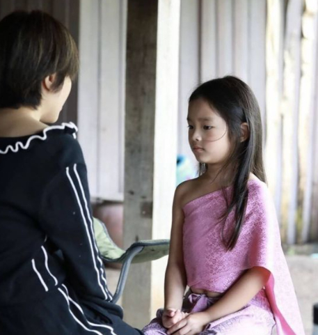 แอฟ ทักษอร แอบสงสัย หลังลูกสาว น้องปีใหม่ ส่งสายตาพิฆาตให้ ขุนแผน