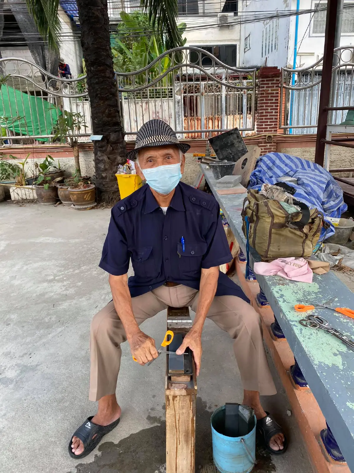 คุณตา วัย 85 ปี รับจ้างลับคมมีด - กรรไกร หาเลี้ยงคู่ชีวิตกับลูกชายป่วย