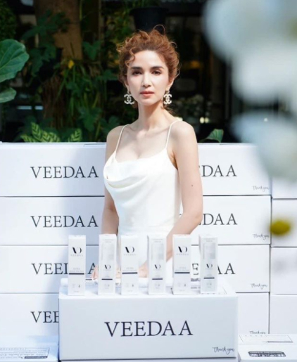 โบว์ แวนด้า เปลี่ยนลุคใหม่ทำผมหยิก สวยแปลกตา