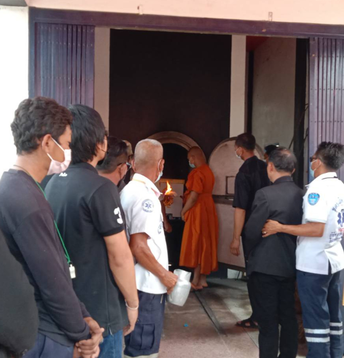 เผยภาพบรรยากาศ งานฌาปนกิจศพแม่ "พระอั๋น" ก่อนเป็นผู้จุดไฟเผาร่างแม่