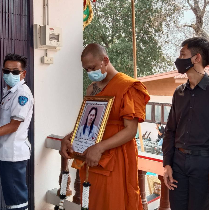 เผยภาพบรรยากาศ งานฌาปนกิจศพแม่ "พระอั๋น" ก่อนเป็นผู้จุดไฟเผาร่างแม่