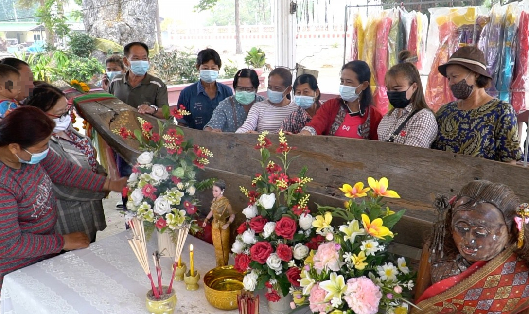 คอหวยแห่ส่องเลขเด็ด เรือตะเคียนทอง วัดหลวงพ่อปลื้ม เลข 5 เด่นมาก!