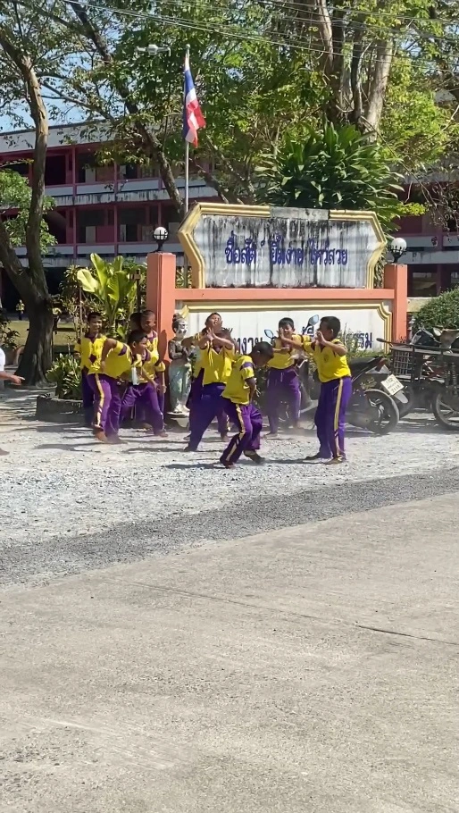 แก๊งนักเรียนโชว์สเต็ปแดนซ์ หลังมีรถแห่ ขับผ่านมาหน้าโรงเรียน